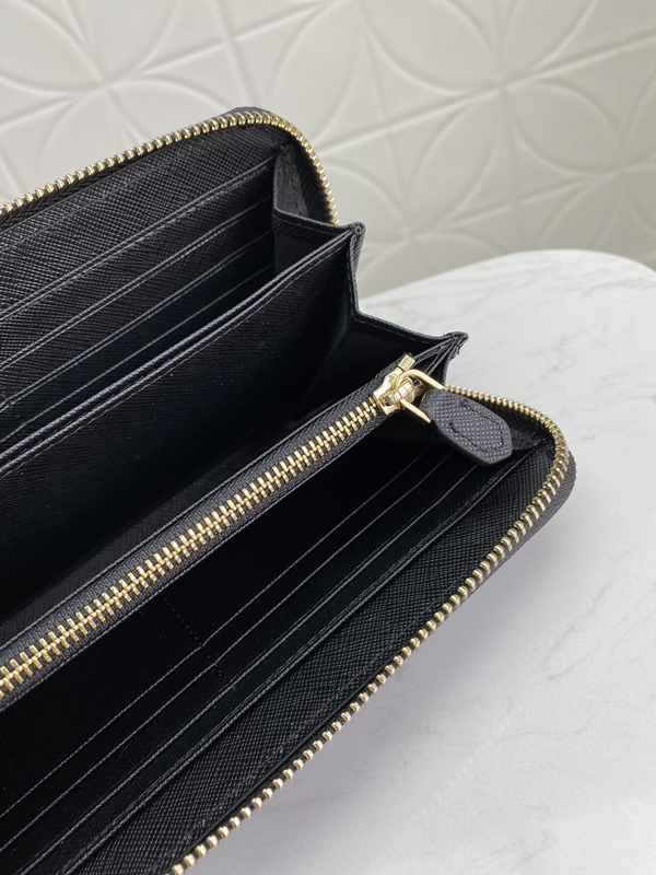 プラダ財布コピー着用イメージ